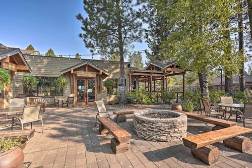 Resort Pool & Trails! Cozy Seventh Mountain Condo