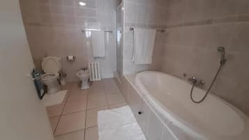 Chambre Double Deluxe, patio, vue cour intérieure | Salle de bain