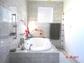 Kamar Double atau Twin Deluks, balkon, pemandangan kota | Kamar mandi