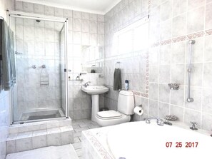 Habitación Deluxe con 1 cama matrimonial o 2 individuales, balcón, vista a la ciudad | Baño