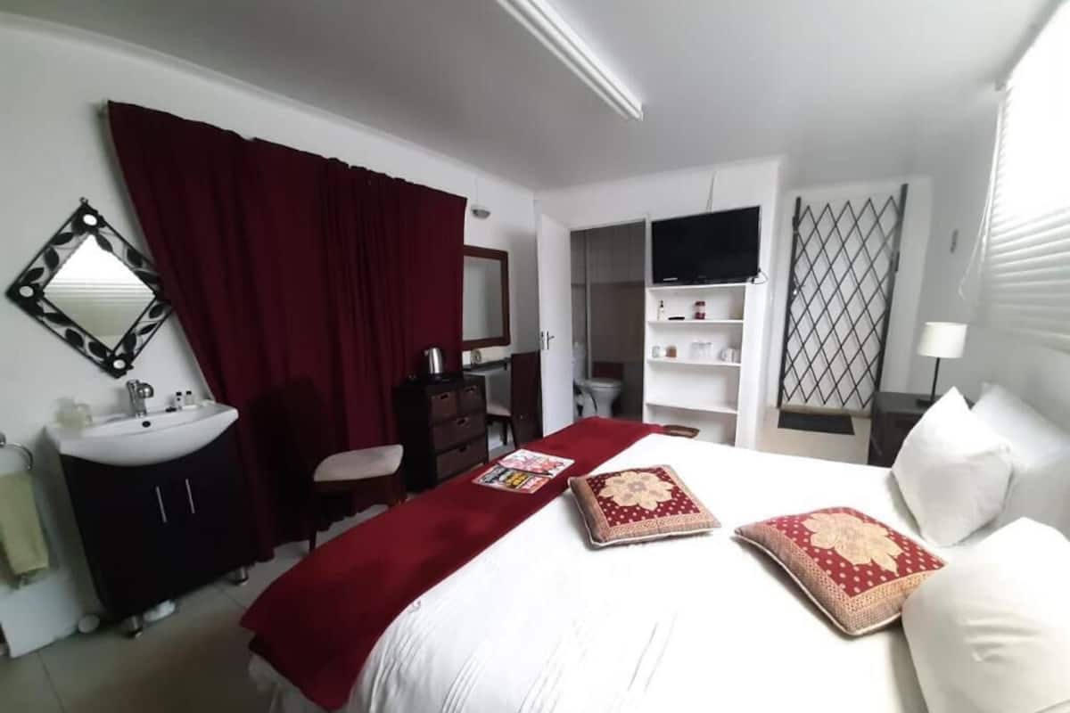 Comfort Triple Room | In-room safe, iron/ironing board, free WiFi