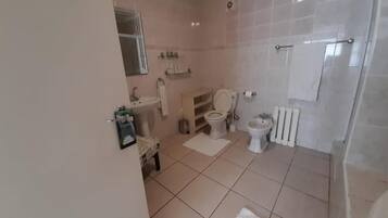 Deluxe Double Room, Patio, Courtyard View | Bathroom