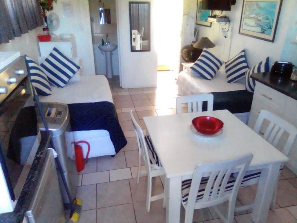 Habitación doble Confort, patio, vista al patio | Caja de seguridad en la habitación y tabla de planchar con plancha 