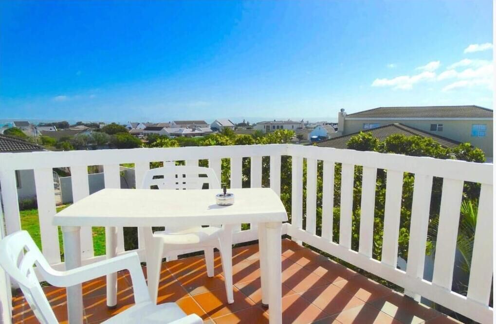 Kamar Double atau Twin Comfort, balkon, pemandangan kota | Tempat makan outdoor