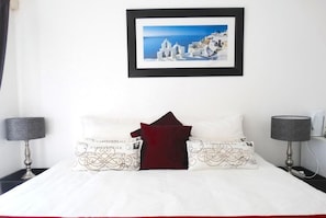 Habitación Confort con 1 cama matrimonial o 2 individuales, balcón, vista a la ciudad | Caja de seguridad en la habitación y tabla de planchar con plancha 