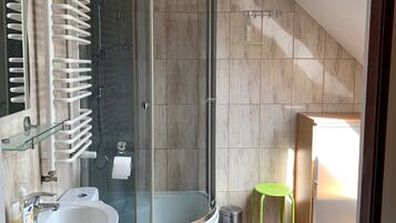 Douche, serviettes fournies, savon, papier toilette