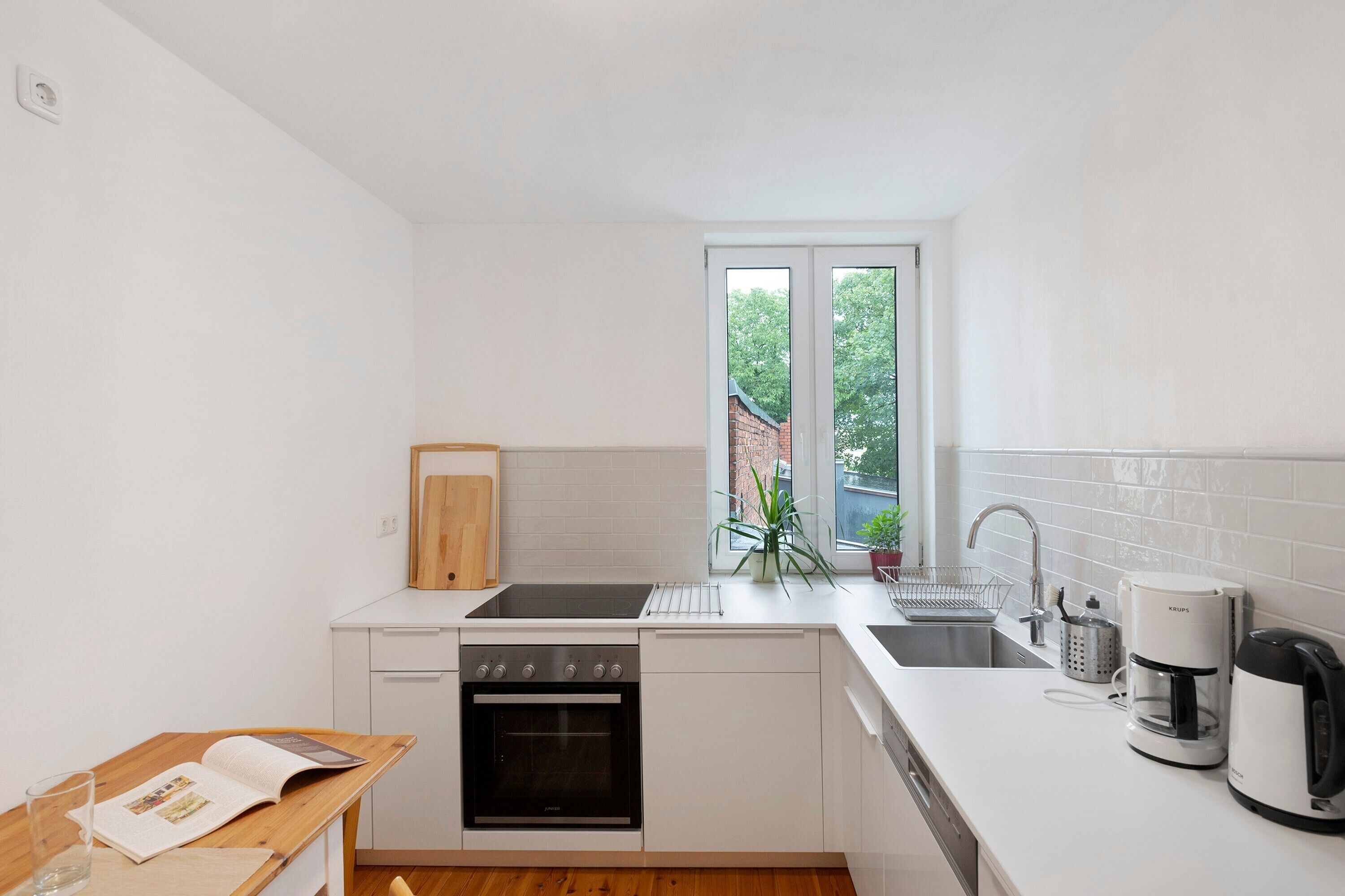 Coffee/tea maker, fridge, oven, stovetop