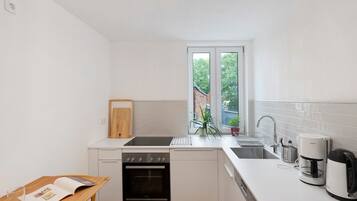 Coffee/tea maker, fridge, oven, stovetop