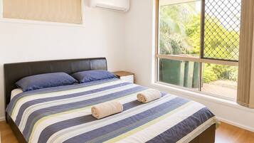 Iron/ironing board, bed sheets