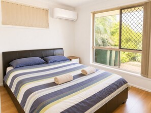 4 bedrooms, iron/ironing board, bed sheets - Mt Gravatt Affordable 4 BR Family Home | Sleep 8 (Upper Mount Gravatt)