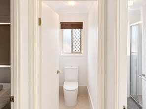 Hair dryer, towels, toilet paper - Mt Gravatt Affordable 4 BR Family Home | Sleep 8 (Upper Mount Gravatt)
