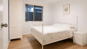 4 bedrooms, iron/ironing board, bed sheets