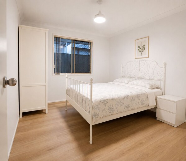 4 habitaciones, tabla de planchar con plancha y ropa de cama