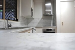 Private kitchen - Modern 4bed house for 8 | Prime Mt Gravatt area (Upper Mount Gravatt)