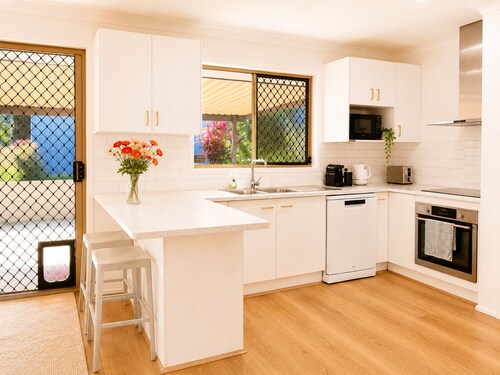 Mt Gravatt Affordable 4 BR Family Home | Sleep 8