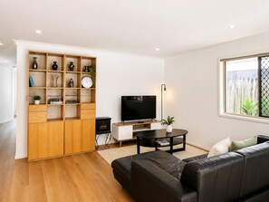 Living area - Mt Gravatt Affordable 4 BR Family Home | Sleep 8 (Upper Mount Gravatt)