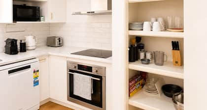 Mt Gravatt Affordable 4 BR Family Home | Sleep 8