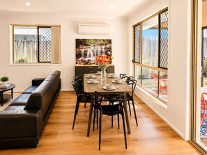 Dining - Mt Gravatt Affordable 4 BR Family Home | Sleep 8 (Upper Mount Gravatt)