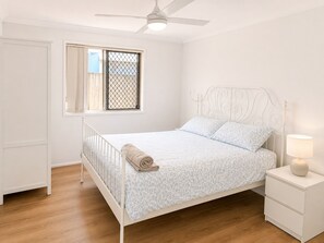 4 habitaciones, tabla de planchar con plancha y ropa de cama 