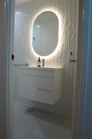 Bathroom - Modern 4bed house for 8 | Prime Mt Gravatt area (Upper Mount Gravatt)