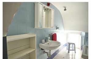 Dusche, Haartrockner, Bidet, Handtücher