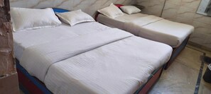 Desk, free WiFi - Adhyaksh Chittorgarh Hotel nr. Bus Stand (Chittorgarh)