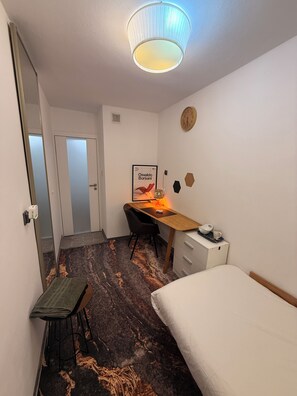 Room - Sloth Room W.01.S - Bedroom with with a shared bathroom in Warszawa (Warszawa)