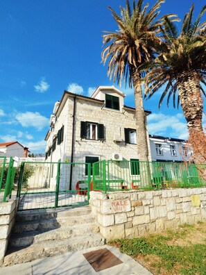 Exterior - Spacious 3-bedroom apartment with AC in delightful Vranjic (Vranjic)