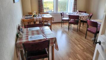 Family Room | Dining
