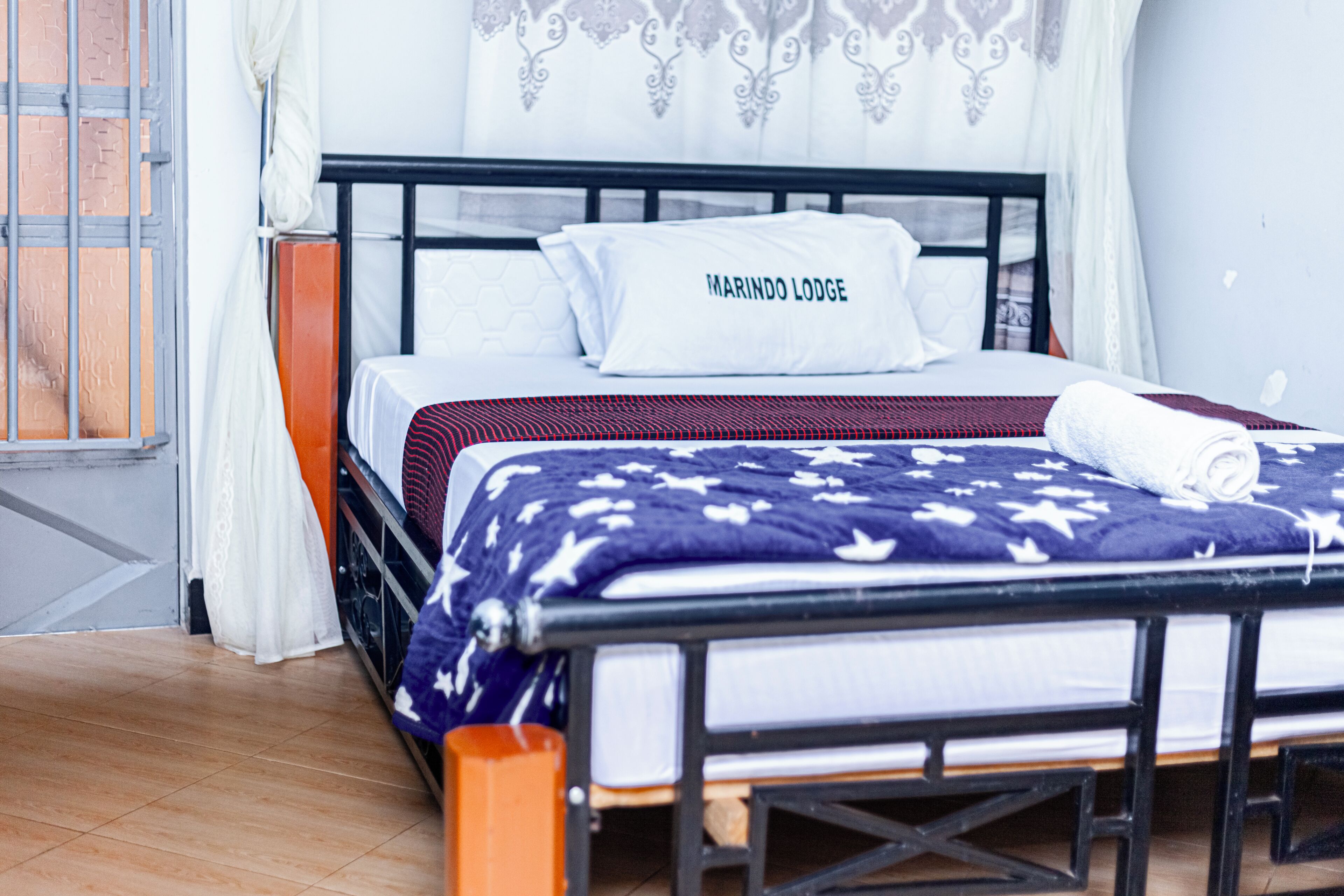 Quarto solteiro conforto | Cofres nos quartos, escrivaninha, Wi-Fi de cortesia