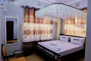 Quarto casal luxo | Cofres nos quartos, escrivaninha, Wi-Fi de cortesia
