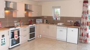 Comfort Shared Dormitory, Patio, Valley View | Private kitchen | Full-size fridge