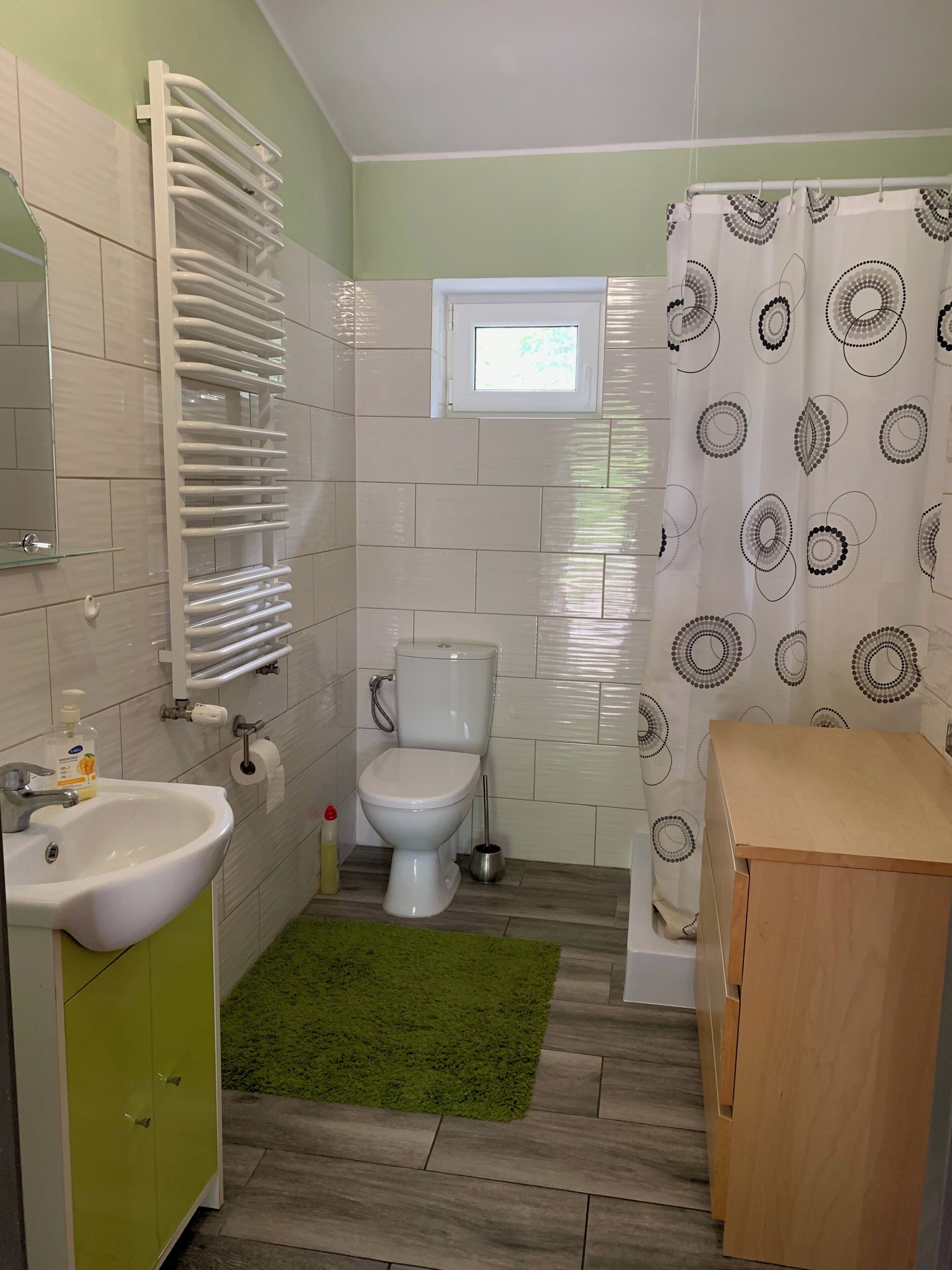 Douche, serviettes fournies, savon, papier toilette