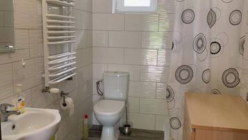 Douche, serviettes fournies, savon, papier toilette