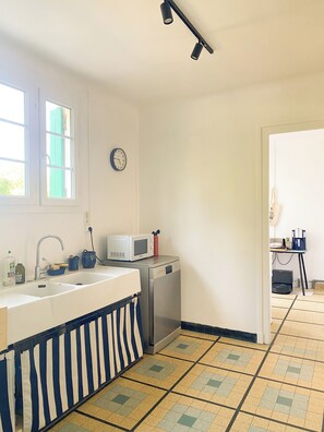 Private kitchen - Family home 2 minutes from the beach. Sailing and surfing schools nearby. (Dolus-d'Oléron)