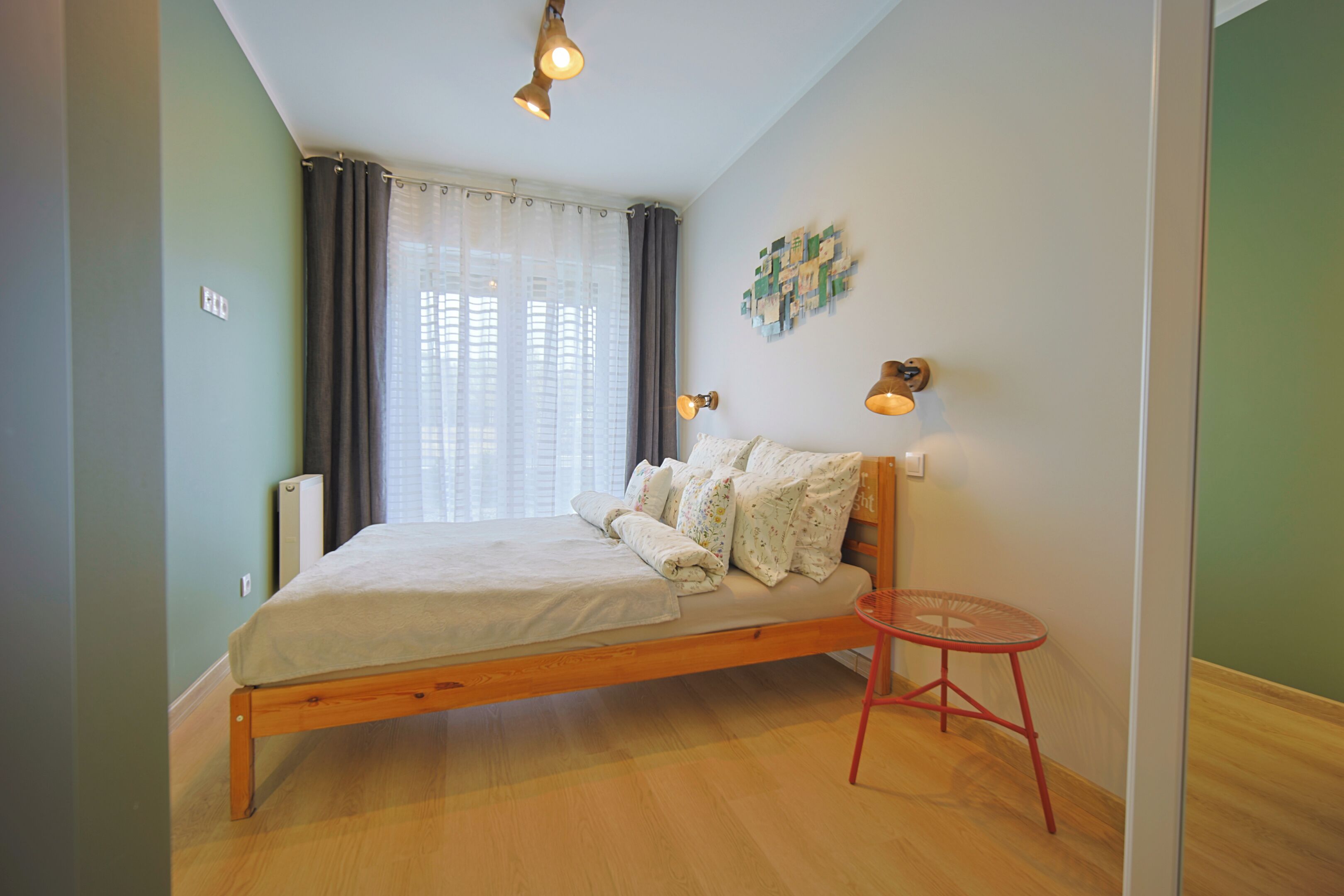 Tabla de planchar con plancha, wifi y ropa de cama 