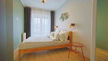 Tabla de planchar con plancha, wifi y ropa de cama