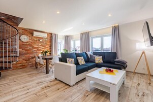 Appartement Deluxe, balcon, vue ville | Coin séjour | Télévision