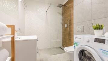 Deluxe Apartment, Balcony, City View | Bathroom