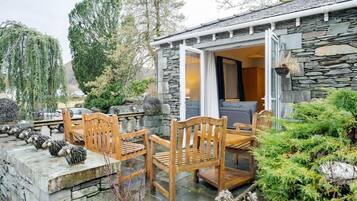 Familierom, terrasse, hageutsikt | Utendørsservering