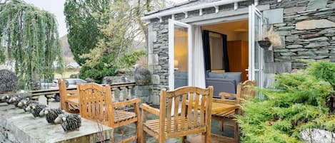 Habitación familiar, patio, vista al jardín | Restaurante al aire libre