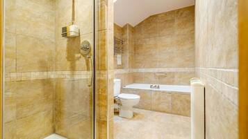 Camera familiare, patio, vista giardino | Bagno | Pantofole