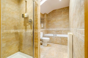 A bathroom with a glass shower enclosure, a toilet, and a bathtub. - Waterhead Retreat (Ambleside)