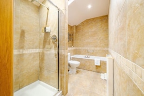 A bathroom with a glass-enclosed shower, a toilet, and a bathtub. - Waterhead Retreat (Ambleside)