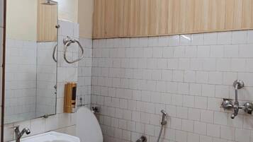 Shower, free toiletries, towels