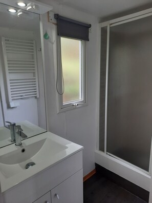 Dusche, Haartrockner, Seife, Toilettenpapier