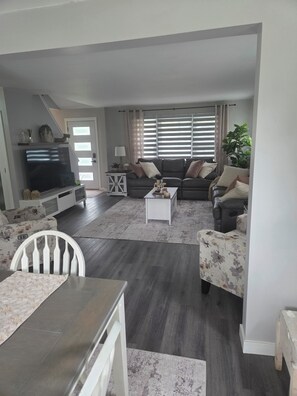 Living area -  Beautiful full house with access to Napanee River and own dock (Greater Napanee)