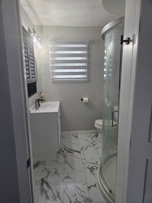 Dusche, Haartrockner, Handtücher, Seife