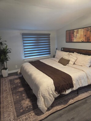 Iron/ironing board, WiFi, bed sheets -  Beautiful full house with access to Napanee River and own dock (Greater Napanee)