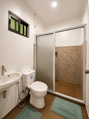 Shower, towels, soap, shampoo - Mi Corazón Resort (Mabini)